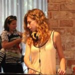בוגרת קורס DJ מתקלטת בכנס המדיה הגדול של ישראל